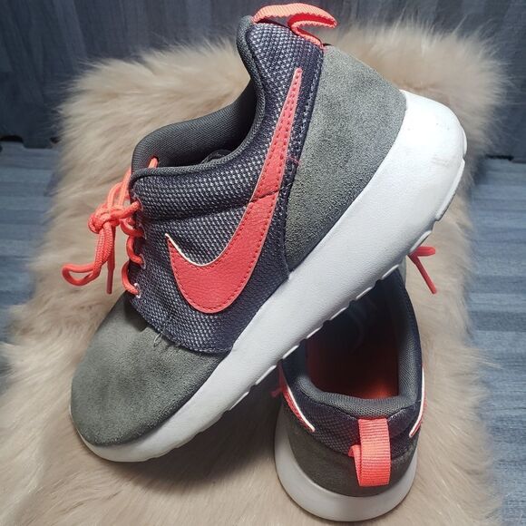 Nike Roshe Run Gray White Coral Women's shoe - Picture 4 of 5
